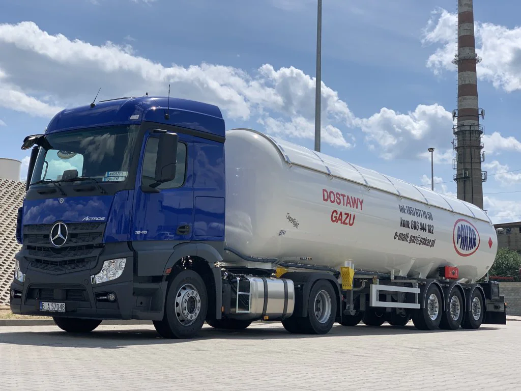 Autocysterna PAKAR do przewozu gazu płynnego LPG — ciągnik Mercedes Actros z naczepą-cysterną
