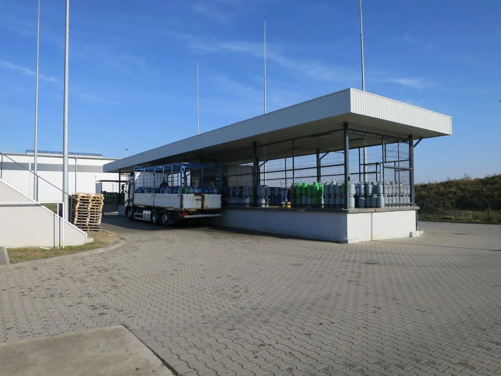 Zadaszony magazyn butli gazowych w terminalu PAKAR i samochód dostawczy