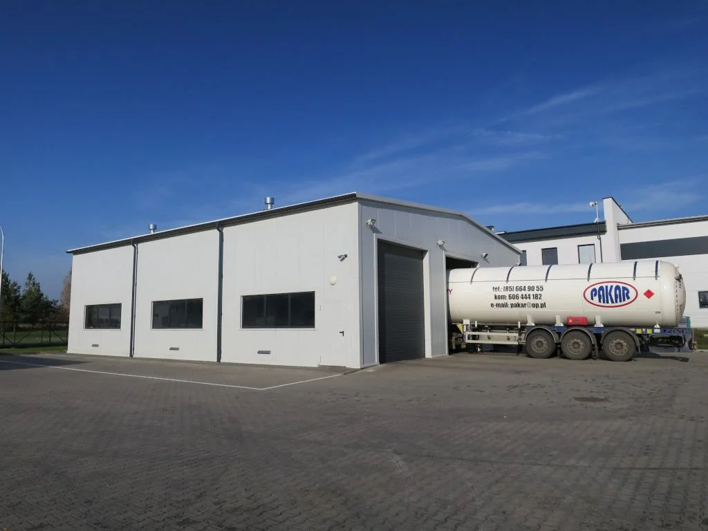 Budynek rozlewni gazu PAKAR w Białymstoku z autocysterną LPG przed bramą