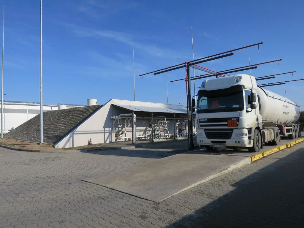 Autocysterna na wadze samochodowej przy instalacji przeładunkowej terminala LPG PAKAR w Białymstoku