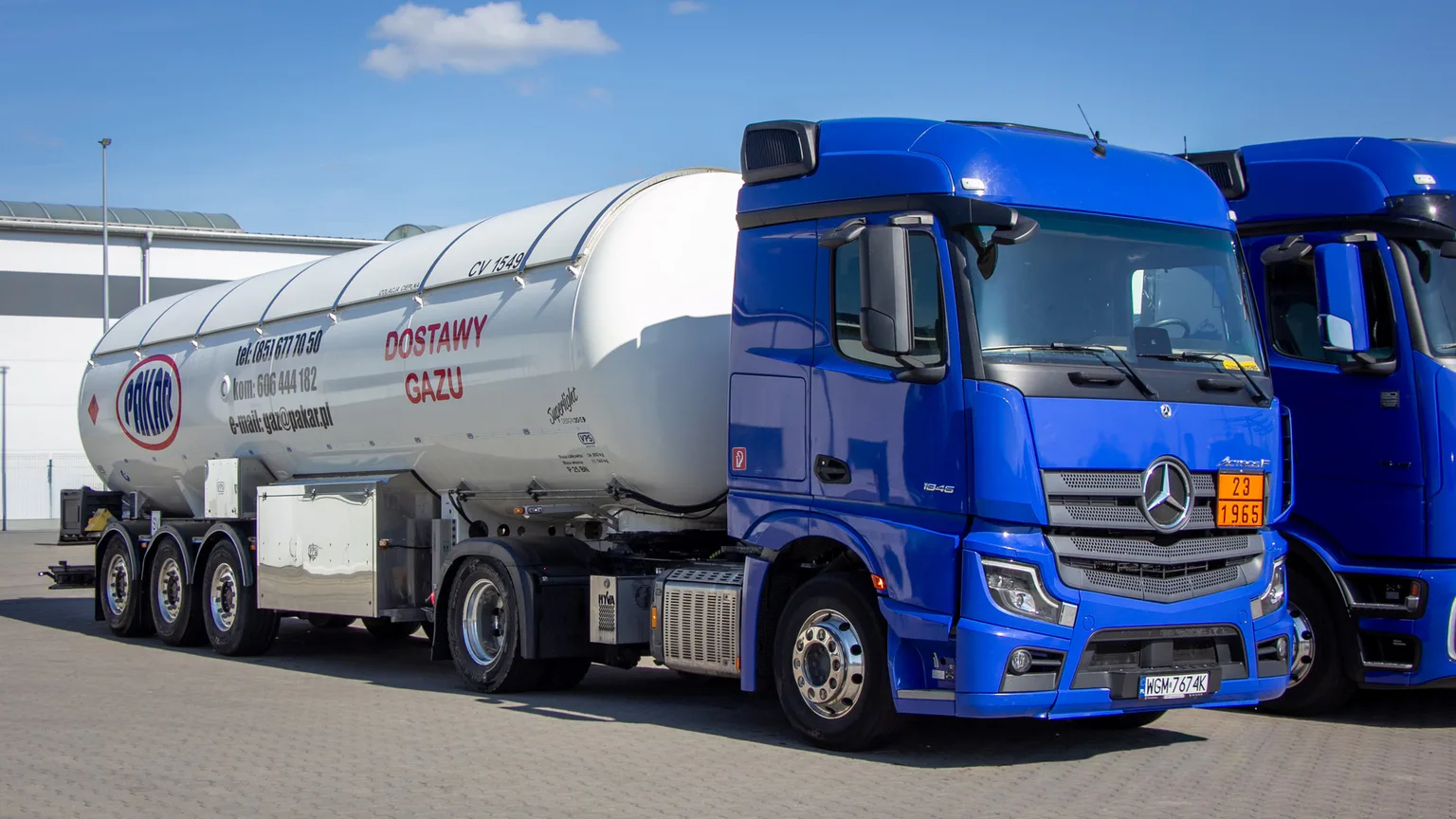 Autocysterna PAKAR: niebieski ciągnik Mercedes-Benz Actros z naczepą-cysterną z napisem „Dostawy gazu”