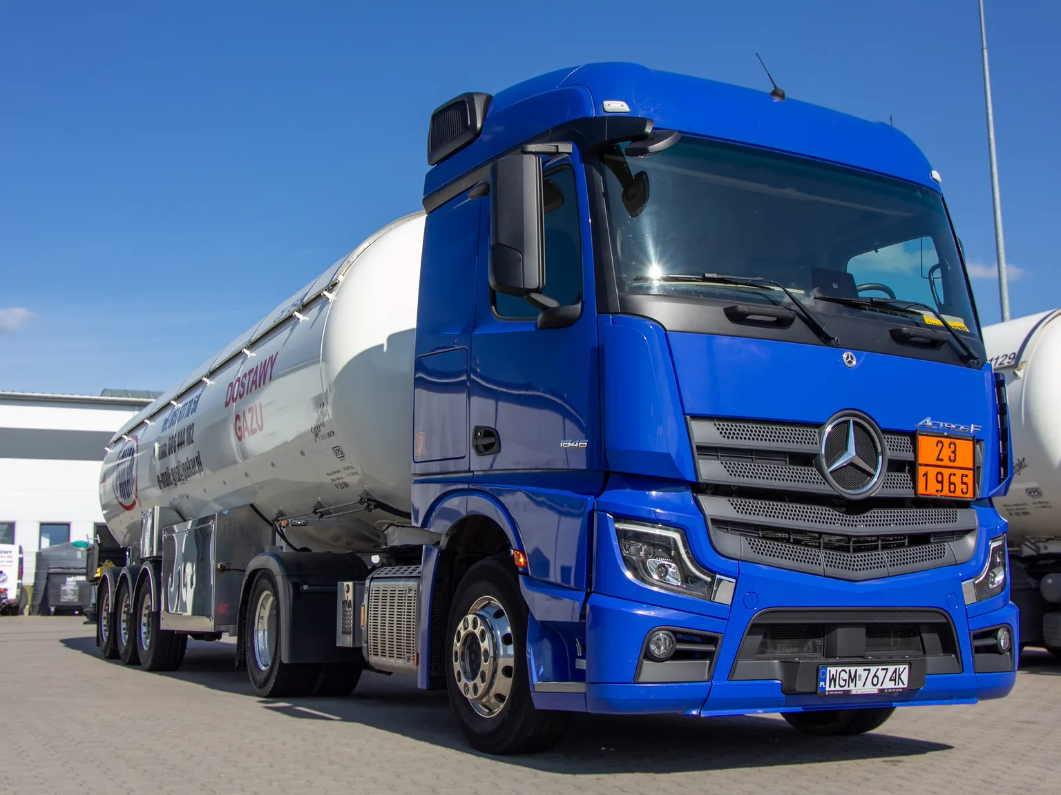 Niebieski ciągnik Mercedes-Benz Actros z naczepą-cysterną PAKAR na gaz płynny, widok z przodu